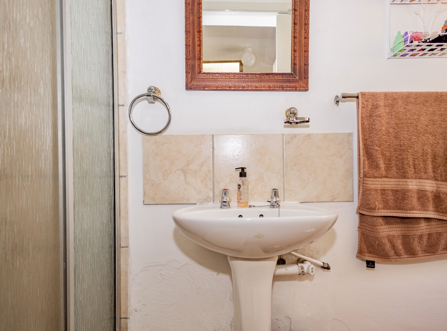 6 Bedroom Property for Sale in Schoongezicht Western Cape